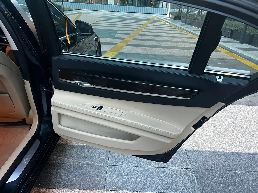 BMW 7 Series — миниатюра 15