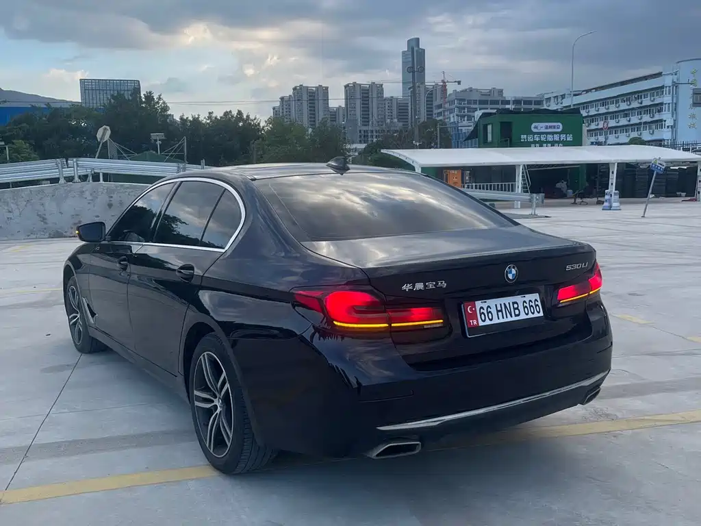 BMW 5 Series — миниатюра 7