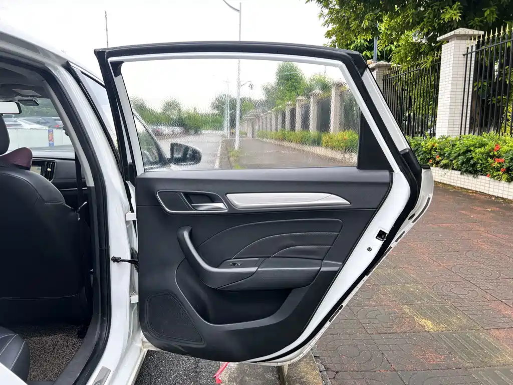 Roewe i6 New Energy — миниатюра 17