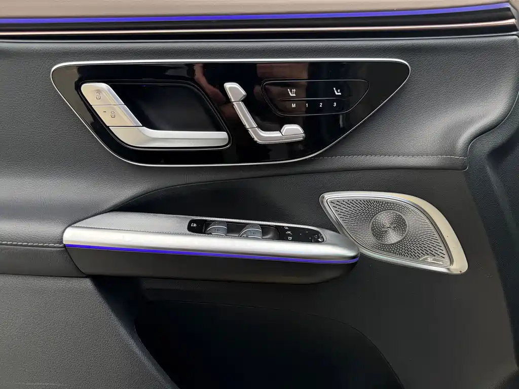 Mercedes-Benz EQE SUV — миниатюра 8