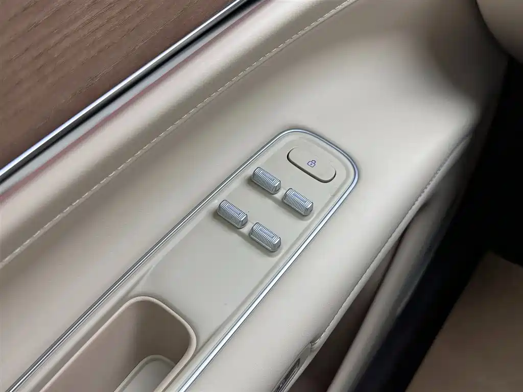 AITO ASK THE WORLD M9