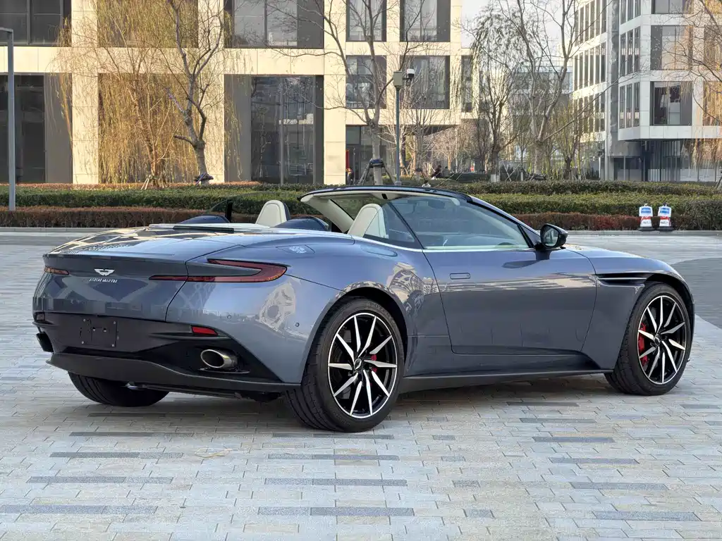 ASTON MARTIN DB11