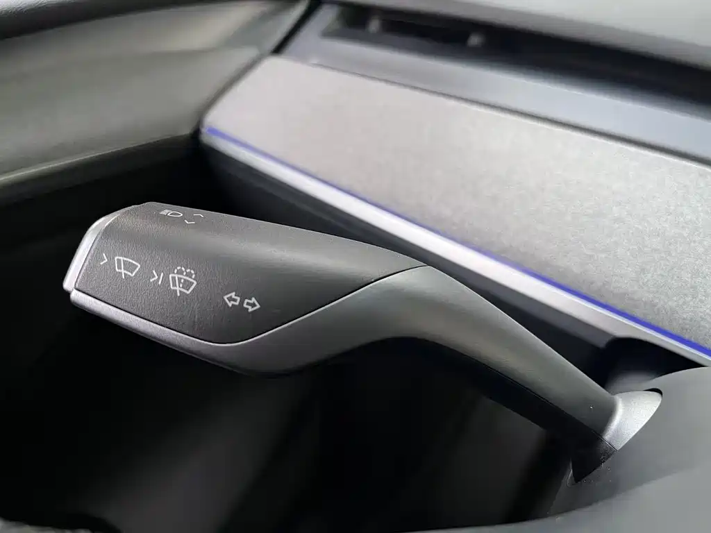 Tesla Model Y — миниатюра 6