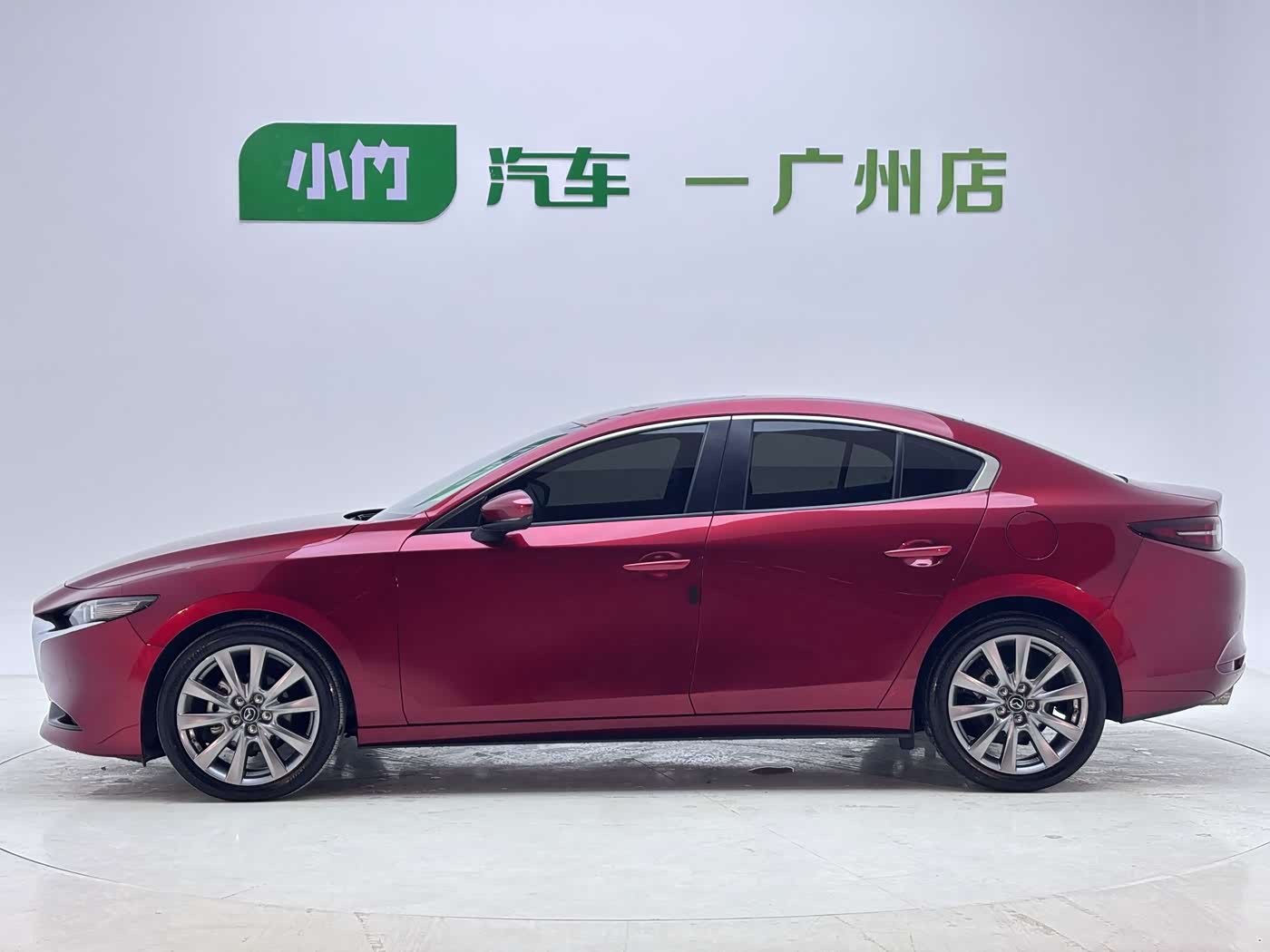 Mazda Mazda3 Axela 2.0 л 2022 г. красный/фиолетовый, пробег 28000 км