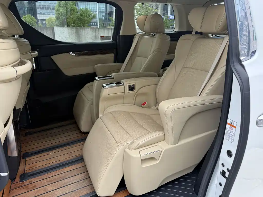 Toyota Alphard - фото 9