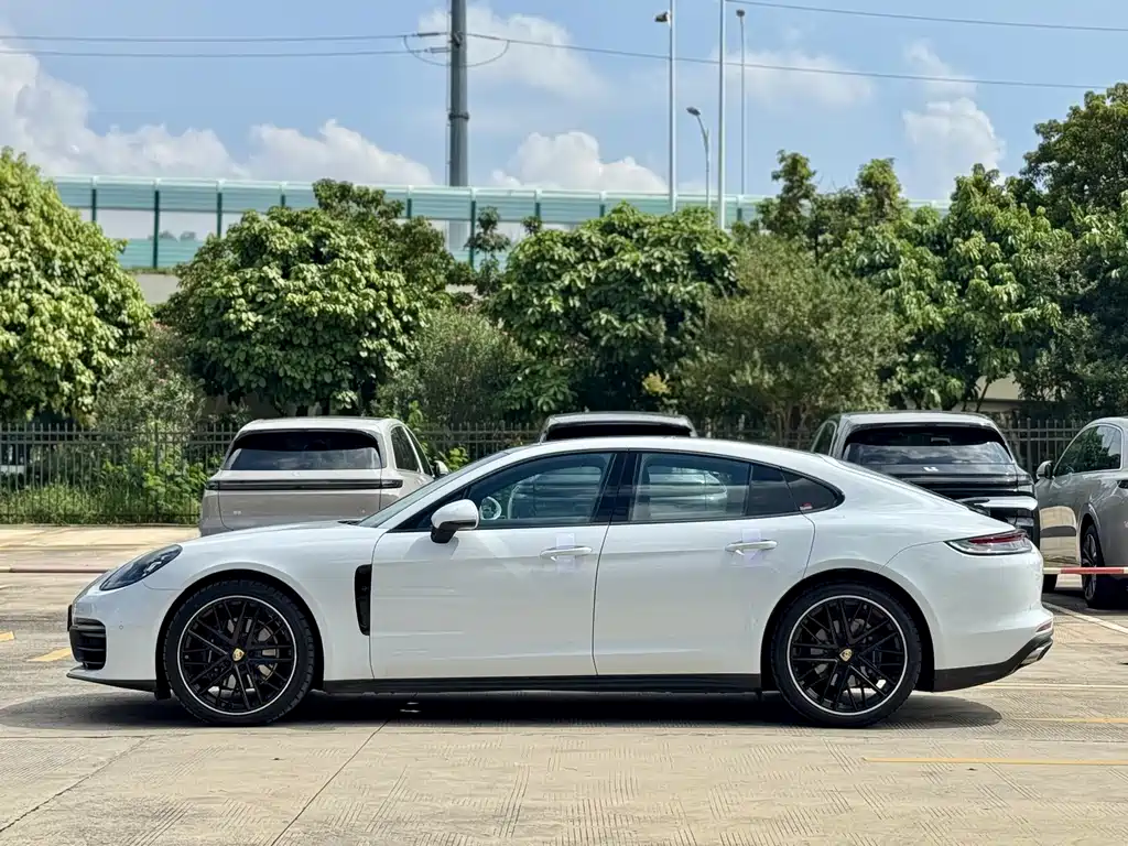 PORSCHE PANAMERA