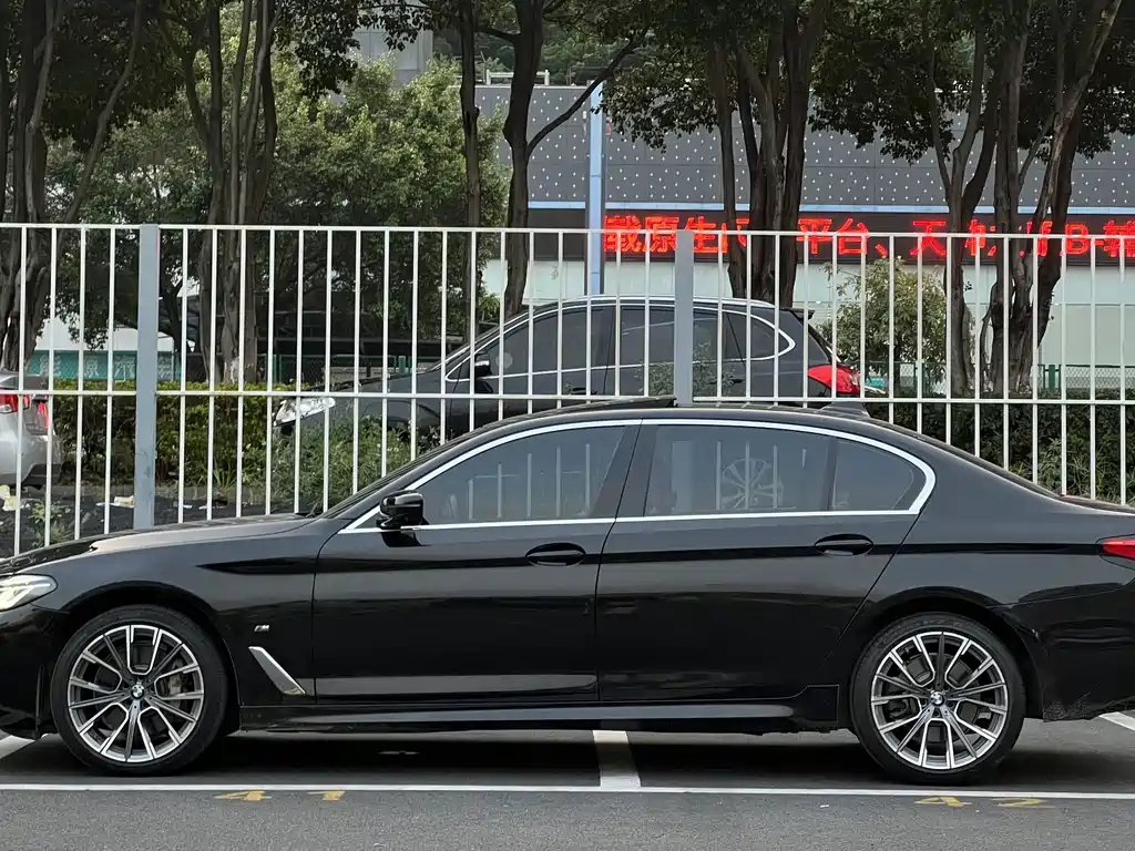BMW 5 Series — миниатюра 2