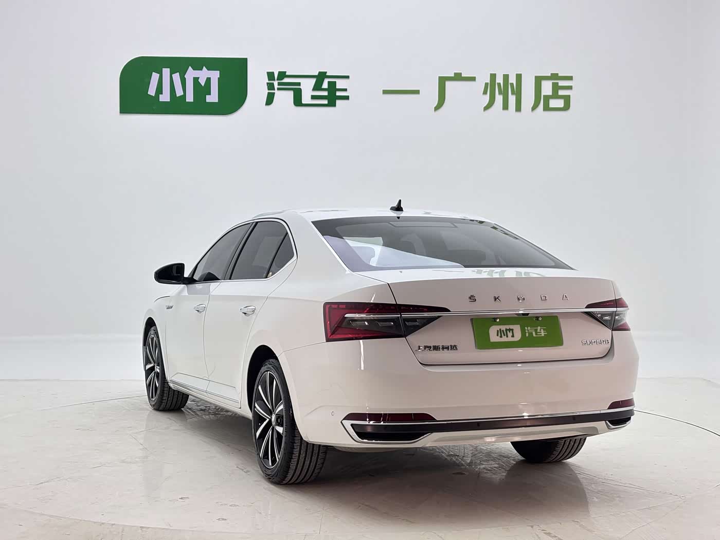 Skoda Superb 1.4 л 2023 г. Белый, пробег 25000 км