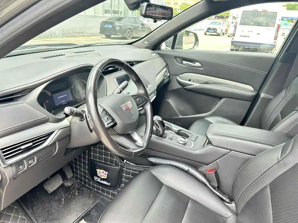 CADILLAC  XT4