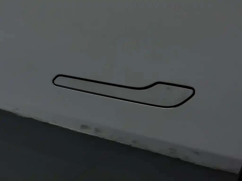 Tesla Model Y — миниатюра 18