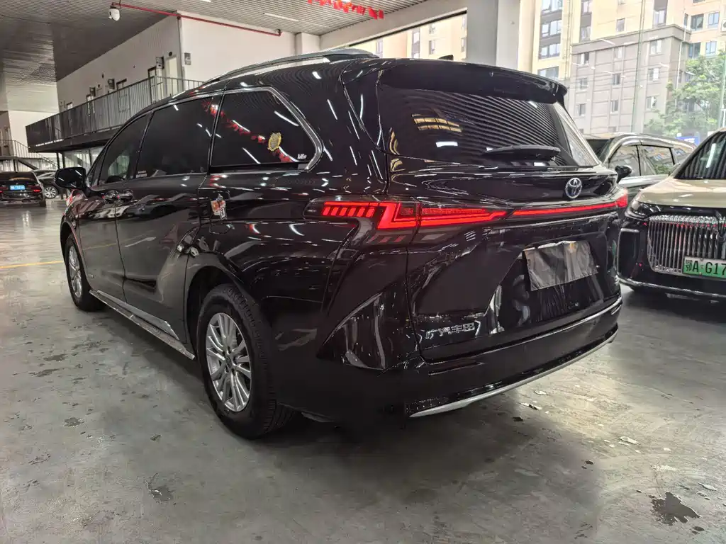Toyota Sienna — миниатюра 21