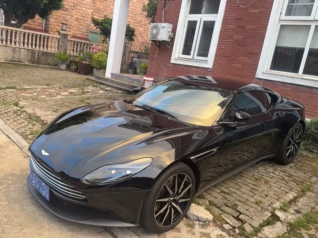 Aston Martin DB11