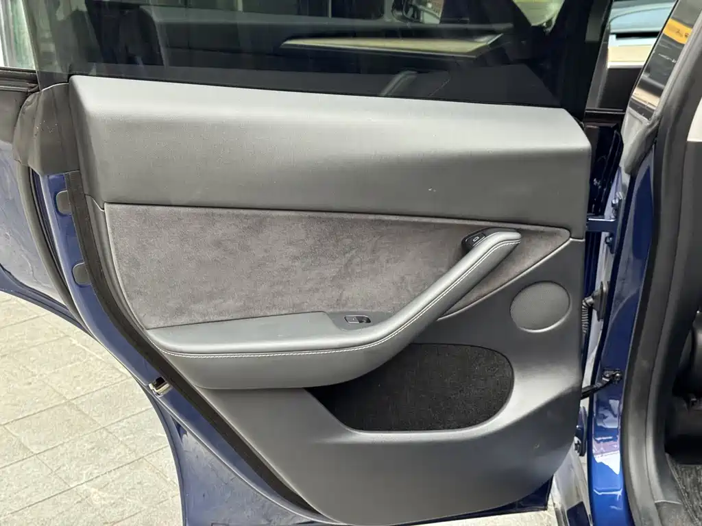 Tesla Model Y — миниатюра 14