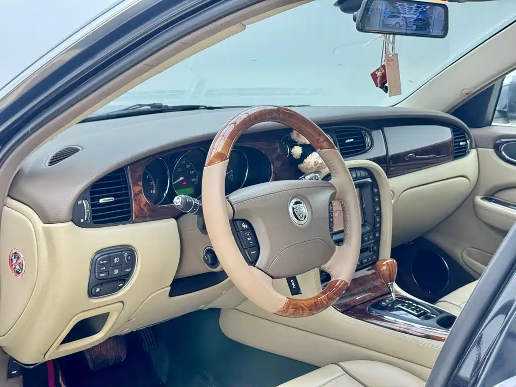 Jaguar XJ — миниатюра 5