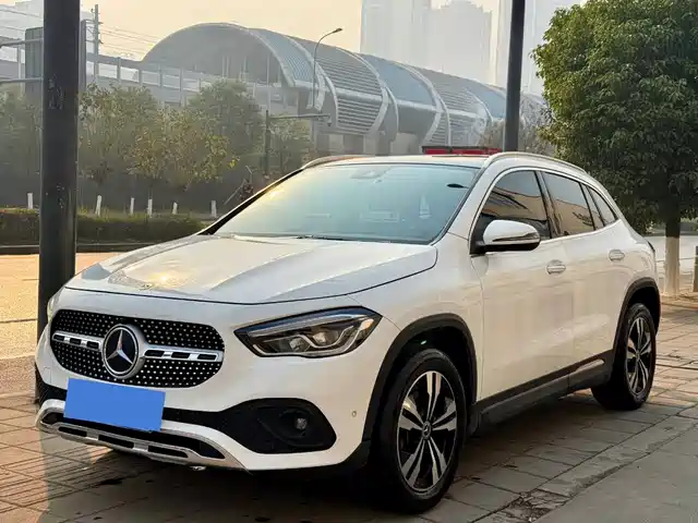MERCEDES-BENZ GLA