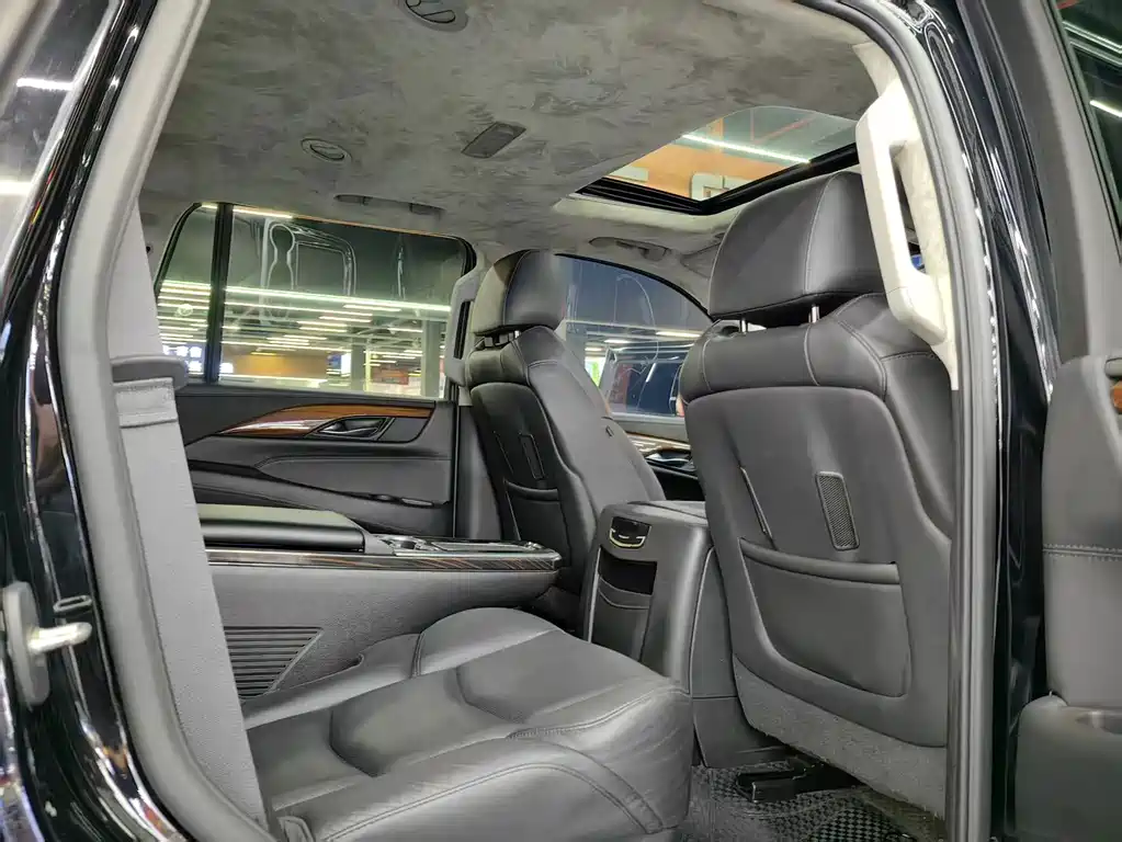 Cadillac Escalade — миниатюра 12