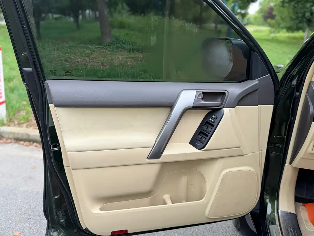 Toyota Land Cruiser Prado 2016 2.7L AT Luxury