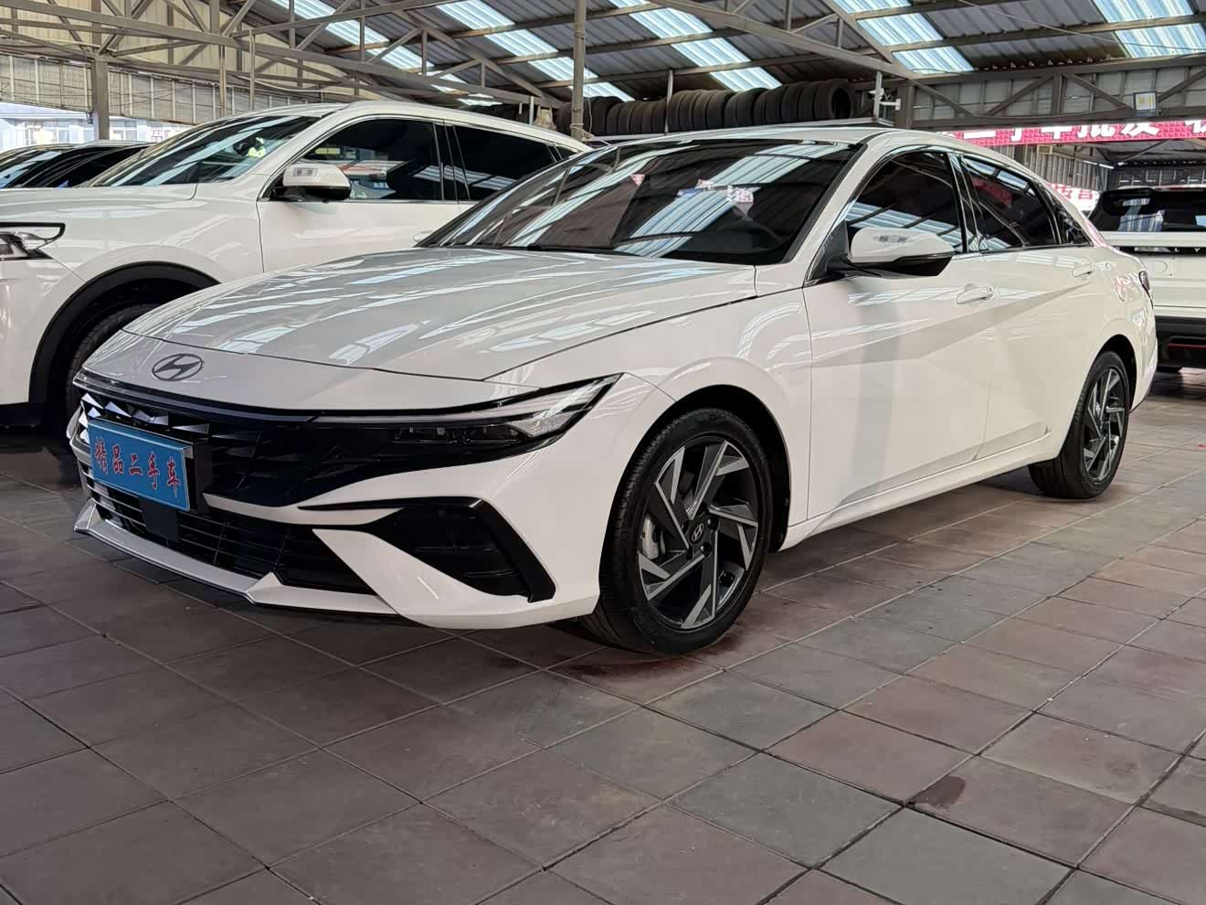 Hyundai Elantra 1.5 л 2023 г. Белый, пробег 10000 км