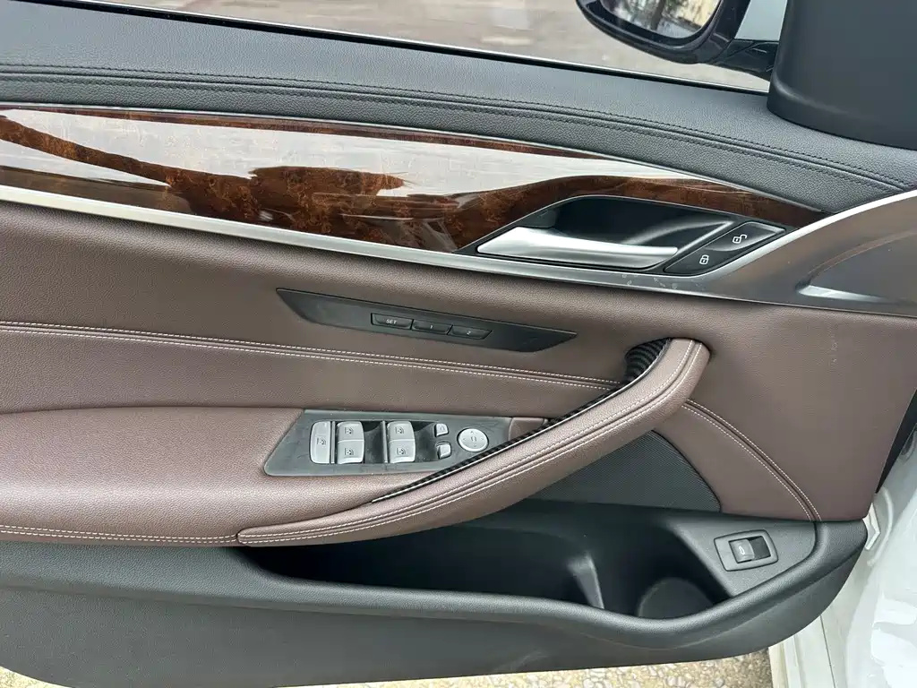 BMW 5 Series — миниатюра 11