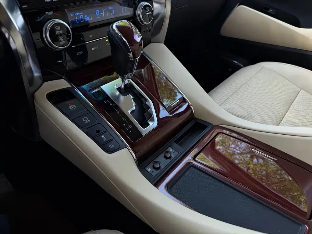 Toyota Alphard — миниатюра 16