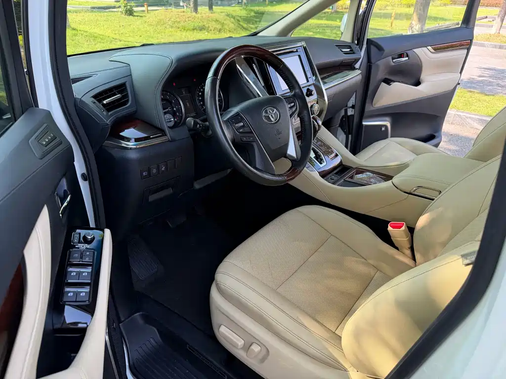 Toyota Alphard — миниатюра 7