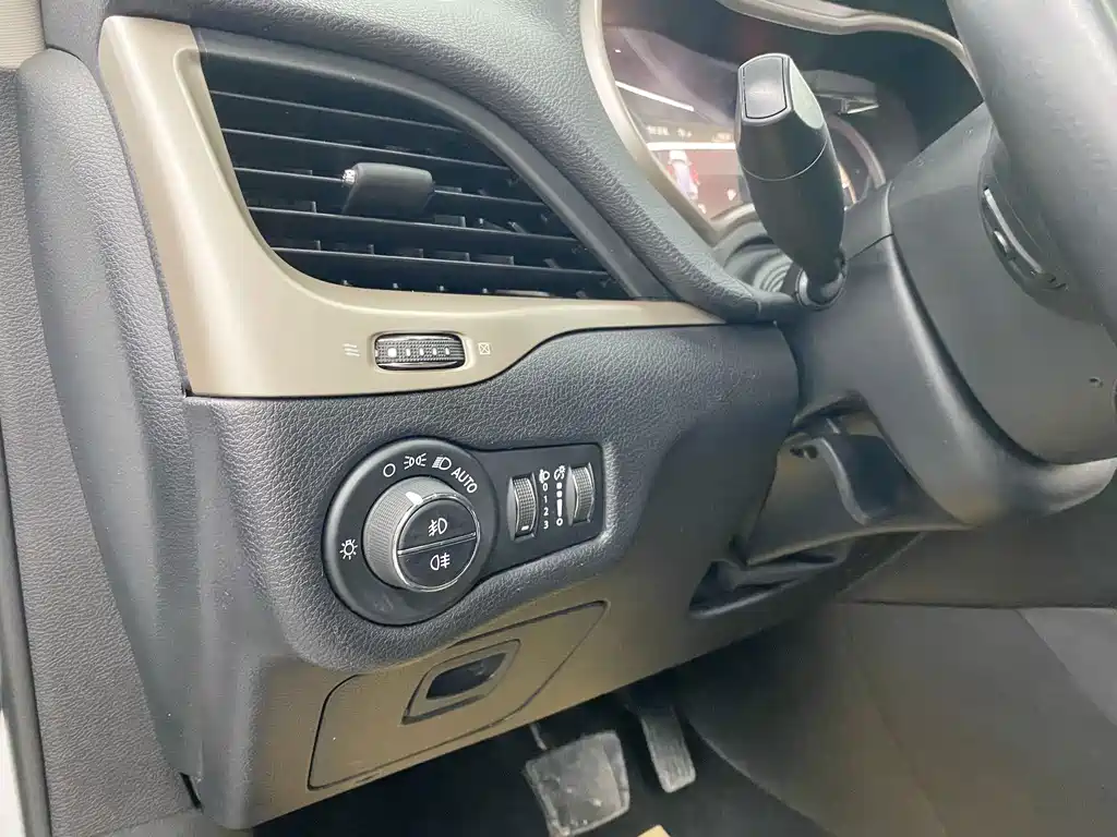 Jeep Cherokee — миниатюра 10