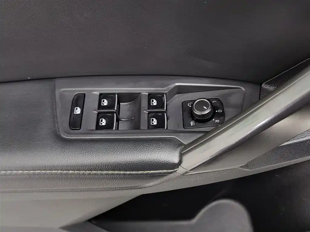 Volkswagen Tiguan L L 2021 330TSI AT Smart