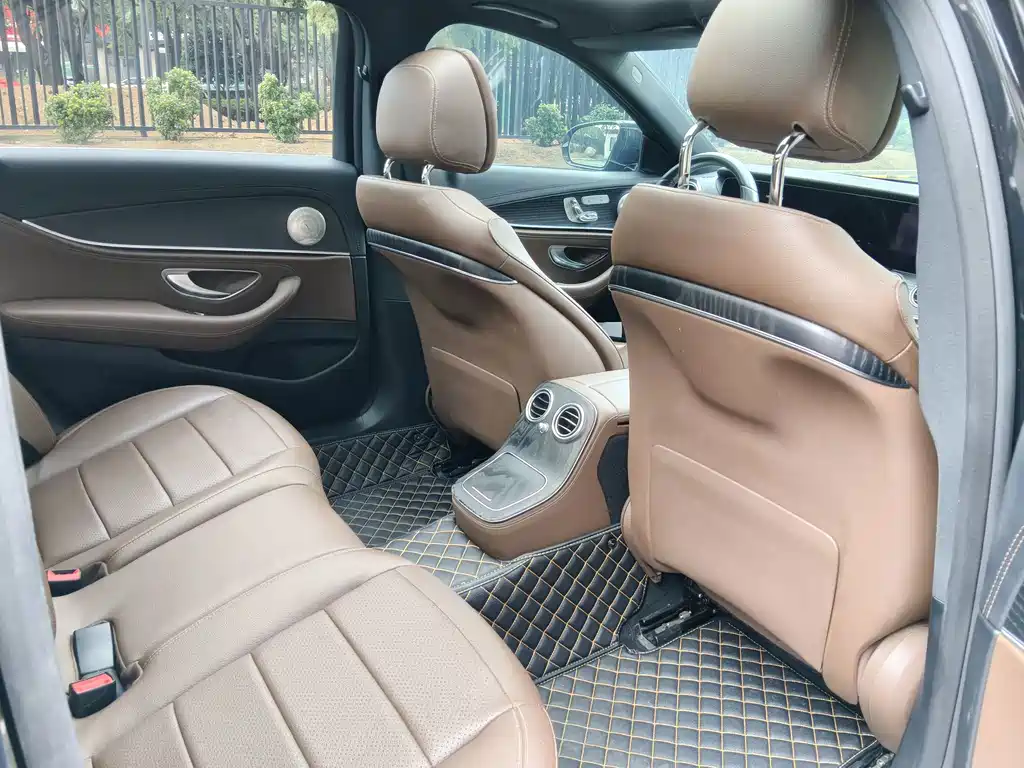 Mercedes-Benz E-Class — миниатюра 6