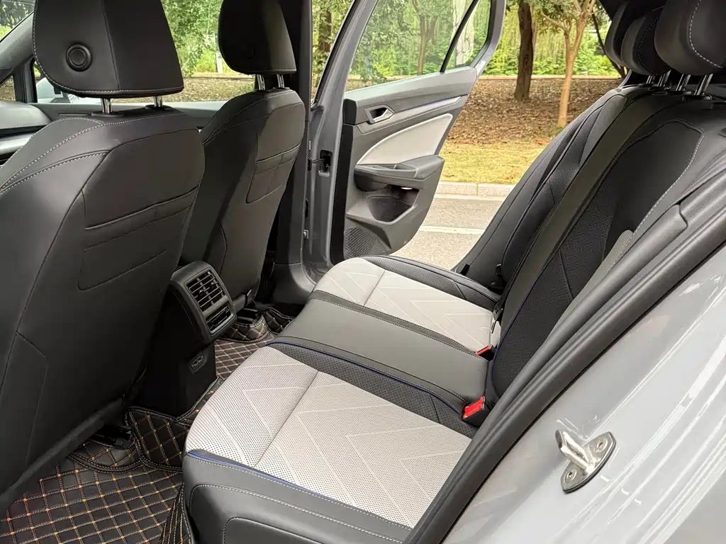 Volkswagen Golf 2025 300TSI R-Line
