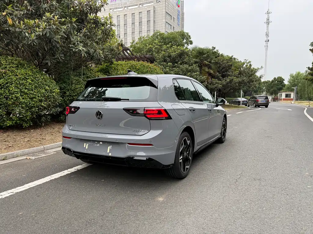 Volkswagen Golf 2025 300TSI R-Line
