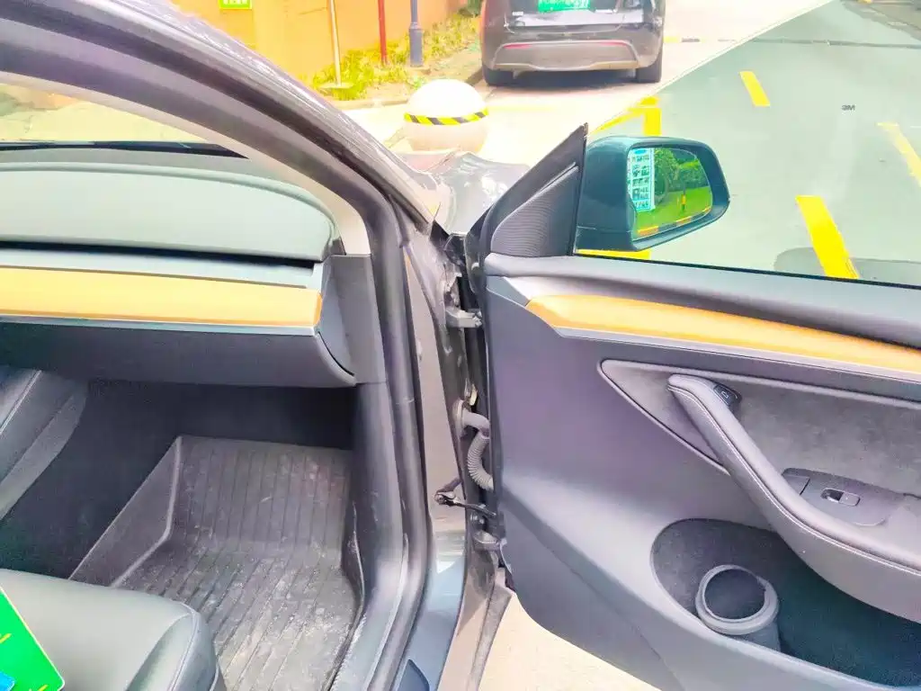 Tesla Model Y — миниатюра 19