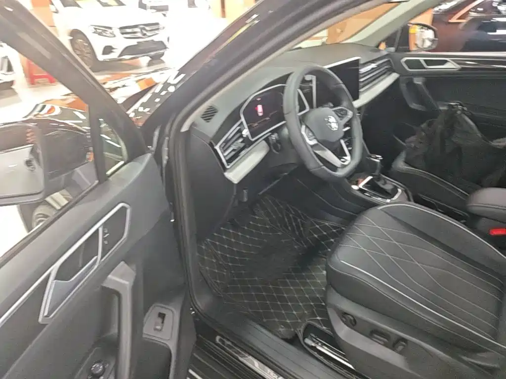 Volkswagen Tiguan L — миниатюра 16