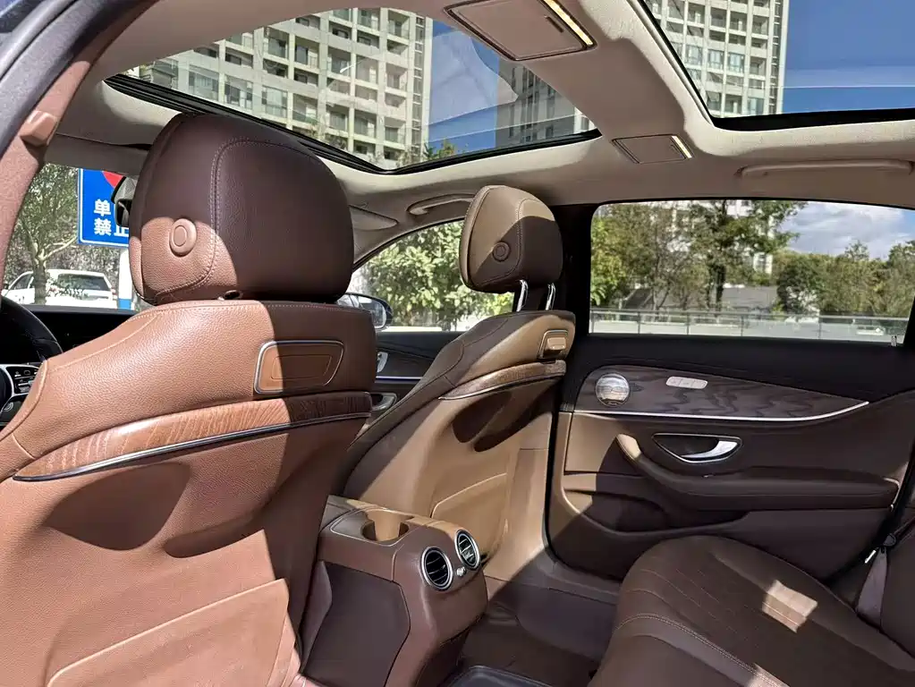 Mercedes-Benz E-Class — миниатюра 17