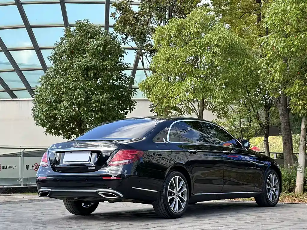 Mercedes-Benz E-Class — миниатюра 8