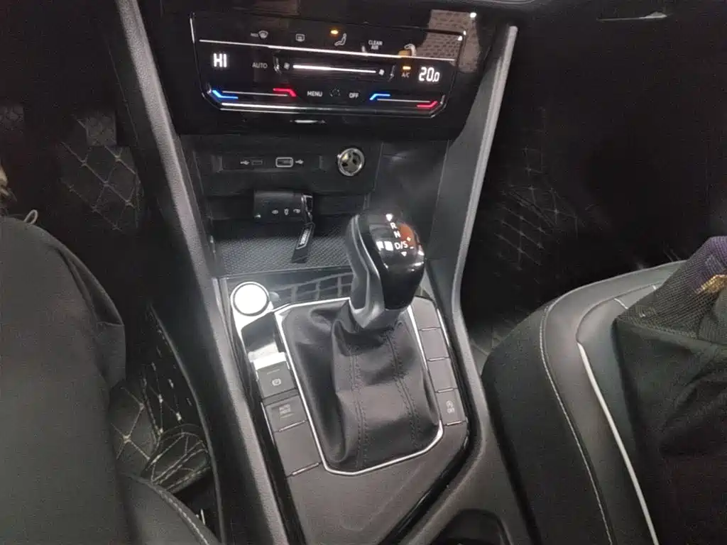 Volkswagen Tiguan L — миниатюра 14