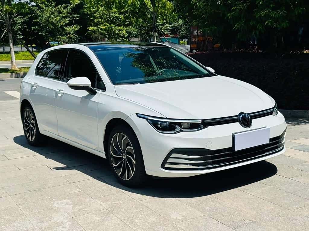 Volkswagen Golf 1.4 л 2023 г. Белый, пробег 4000 км