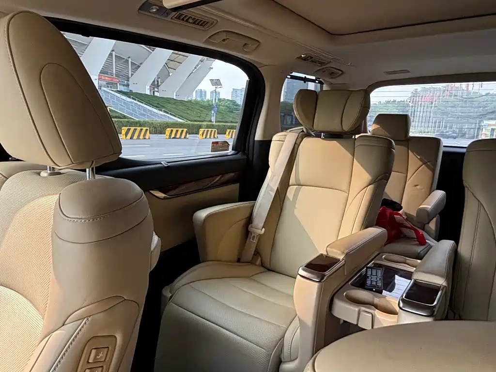 Toyota Alphard — миниатюра 12