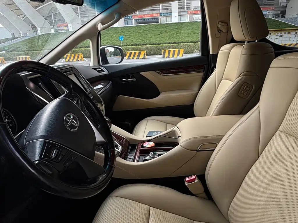 Toyota Alphard — миниатюра 9