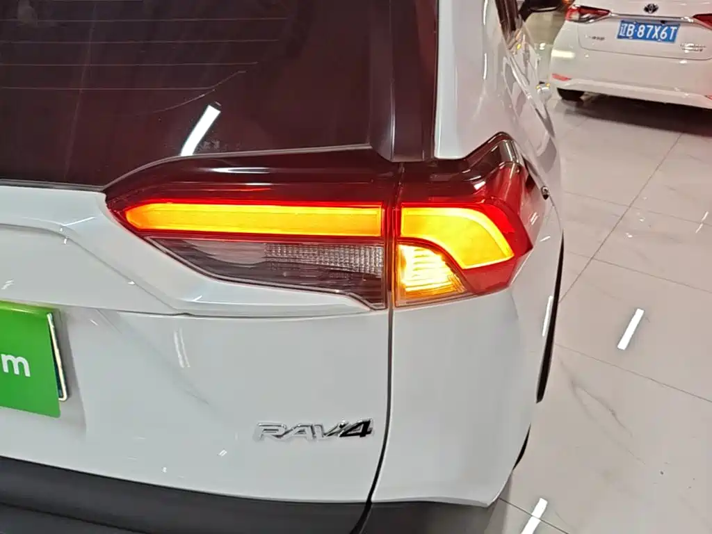 Toyota RAV4 — миниатюра 8