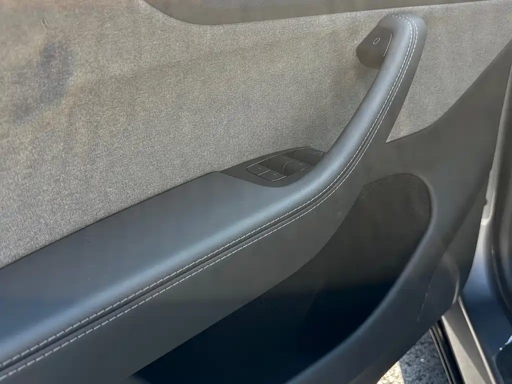 Tesla Model Y — миниатюра 8