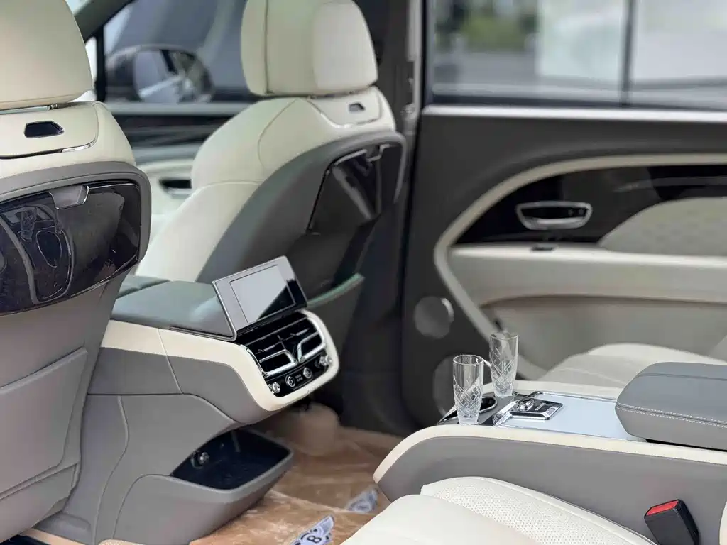 Bentley Bentayga — миниатюра 12