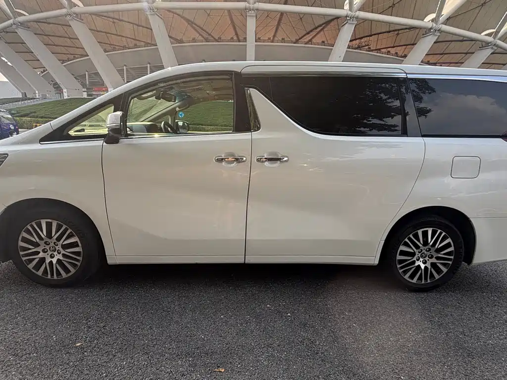 Toyota Alphard — миниатюра 5