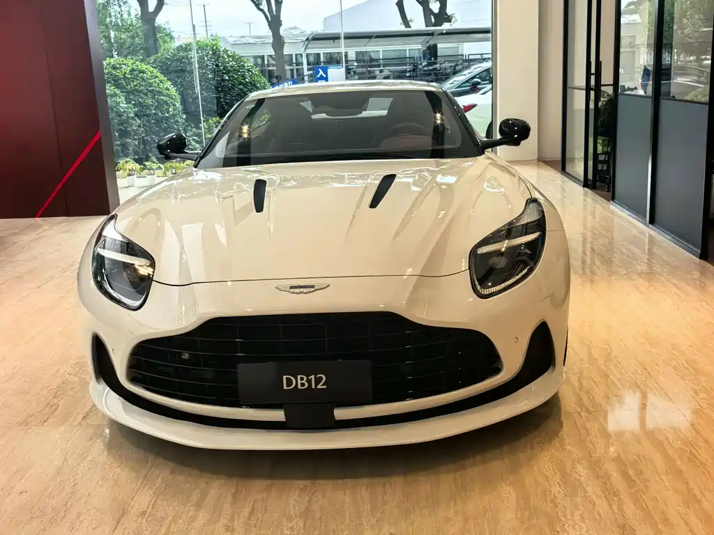 Aston Martin DB12 — миниатюра 2