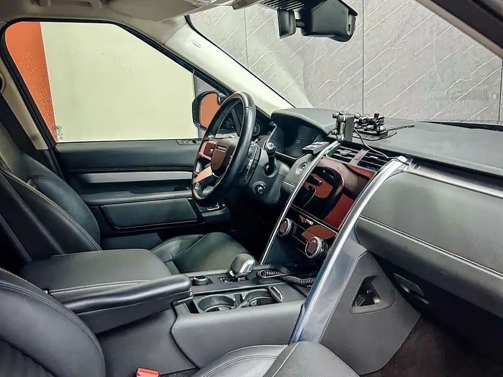 Land Rover Discovery 2023 360PS R-Dynamic SE