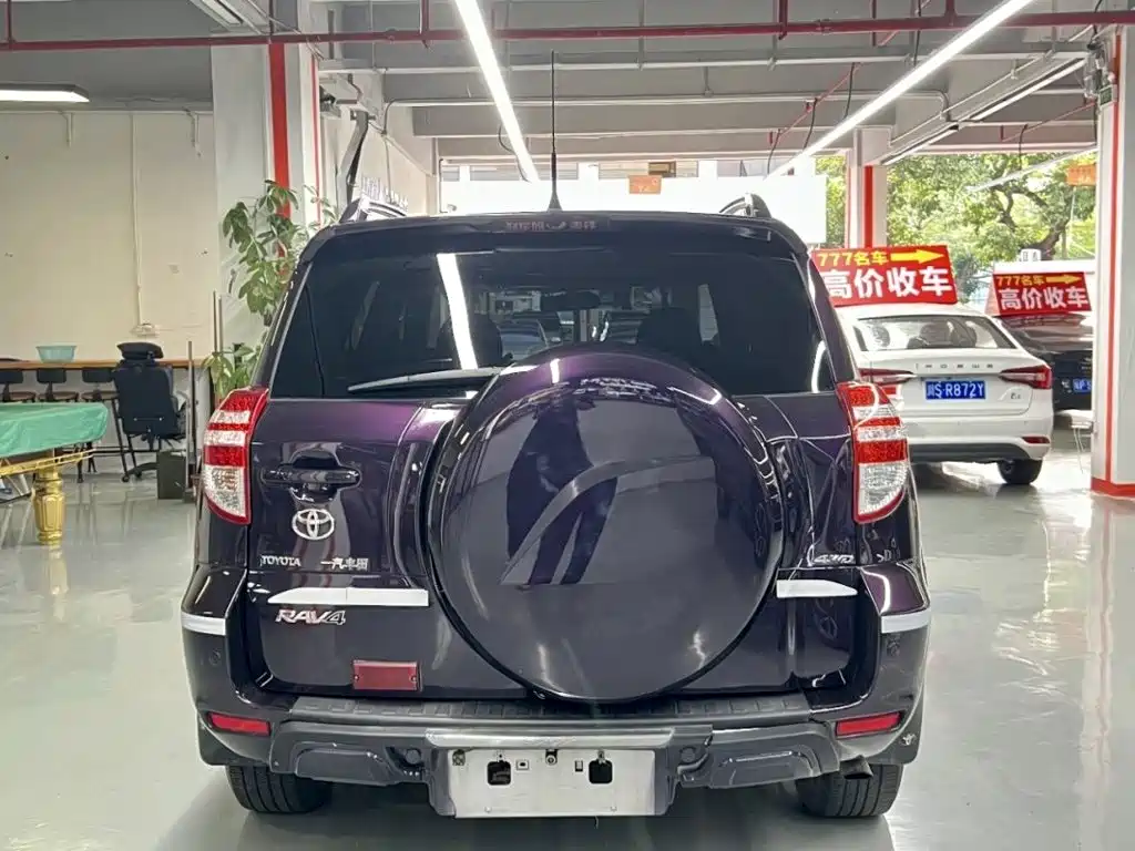 Toyota RAV4 — миниатюра 8