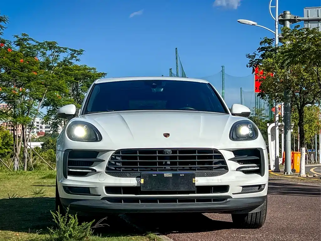 PORSCHE MACAN