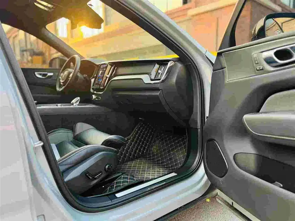 Volvo XC60 PHEV — миниатюра 10