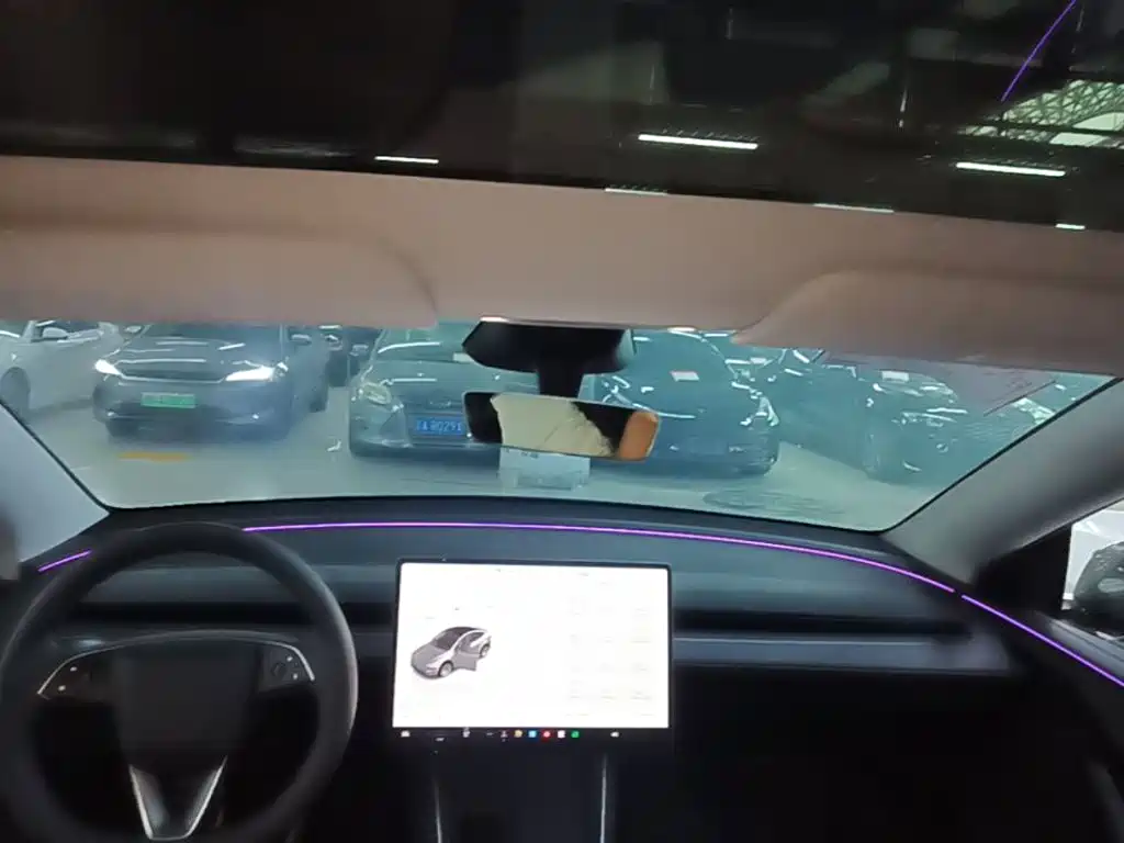 Tesla Model Y — миниатюра 18