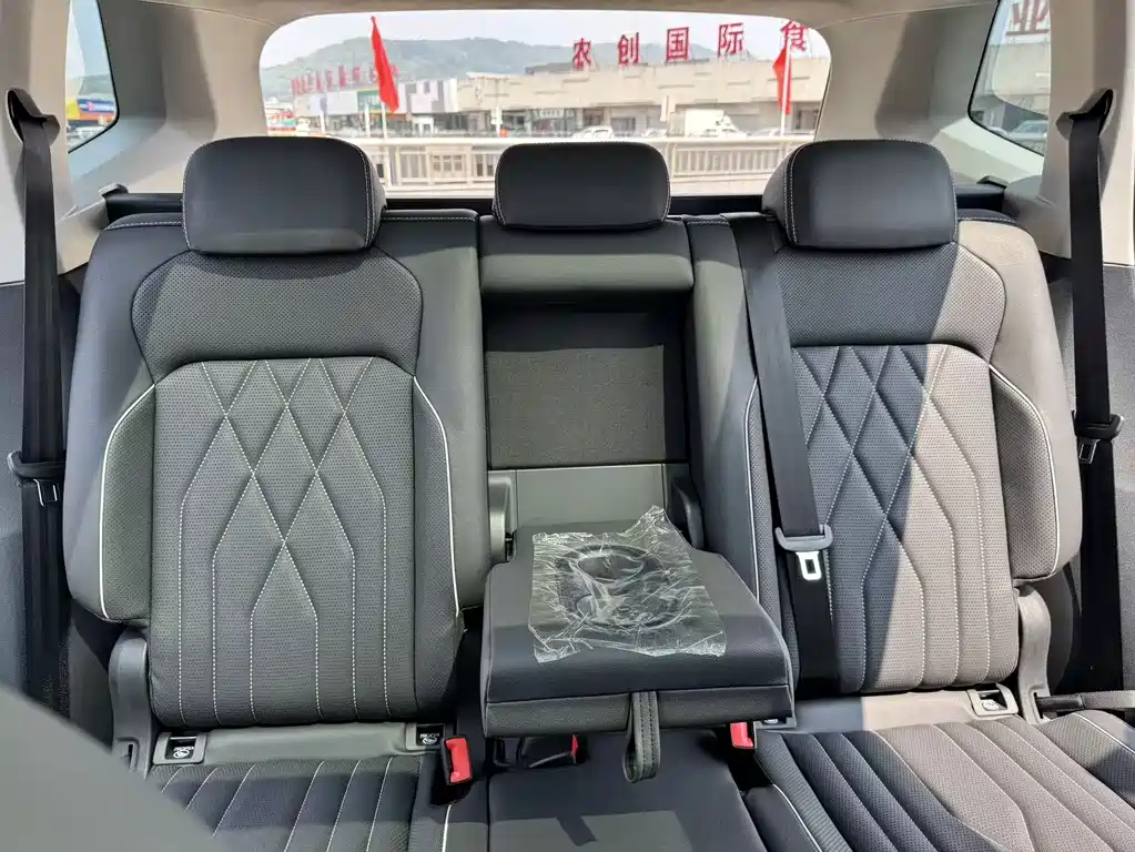 Volkswagen Tiguan L — миниатюра 27