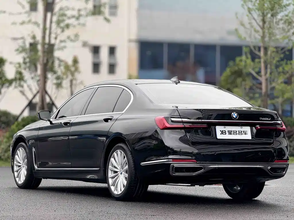 BMW 7 Series — миниатюра 13